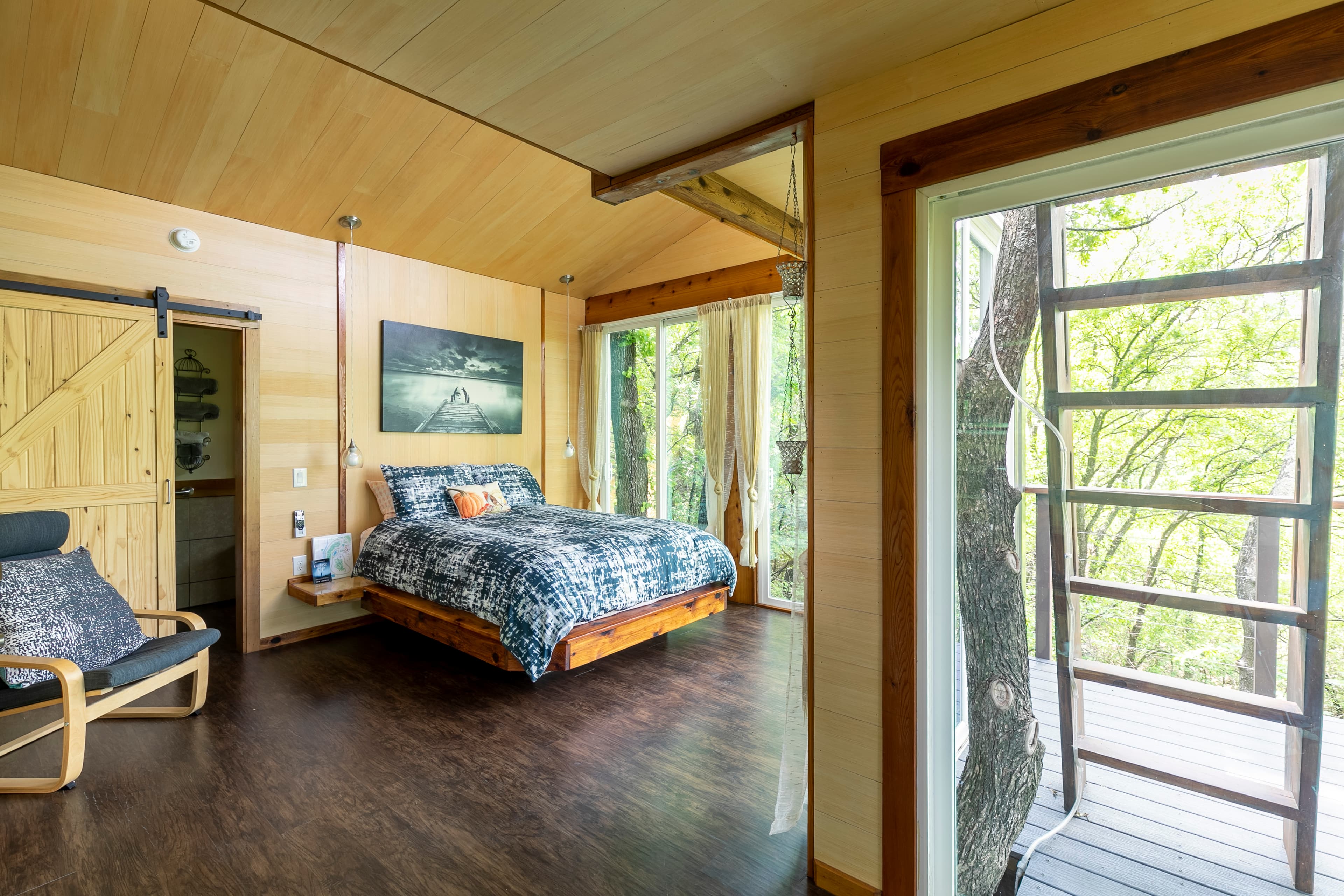 Luxury Treehouse Couples Getaway w/ Peaceful Views